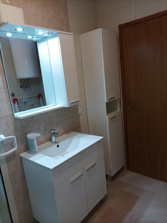 Apartman Periska Vir Buitenkant foto